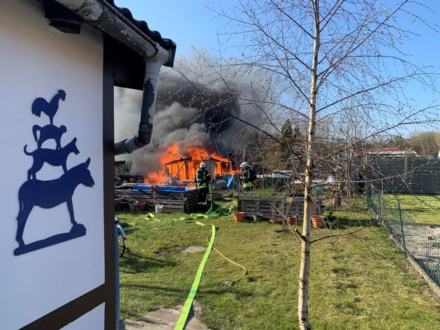 POL-WHV: Brand von zwei Holzhütten (2 Fotos) und ein Pkw-Brand in Wilhelmshaven - eine Person wurde bei eigens vorgenommenen Löschversuchen verletzt
