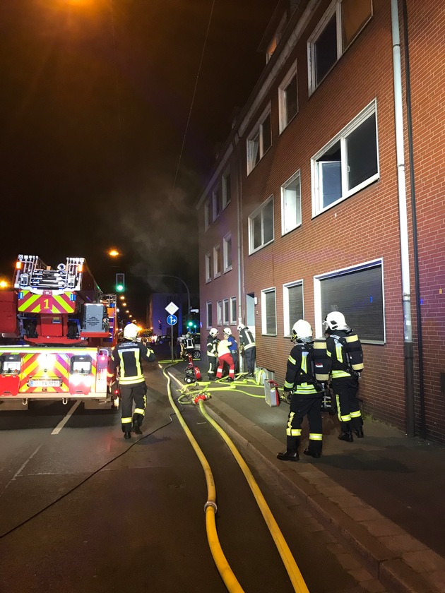 FW-GE: Feuer mit Menschenleben in Gefahr im Stadtteil Schalke - Ein Verletzter bei Wohnungsbrand