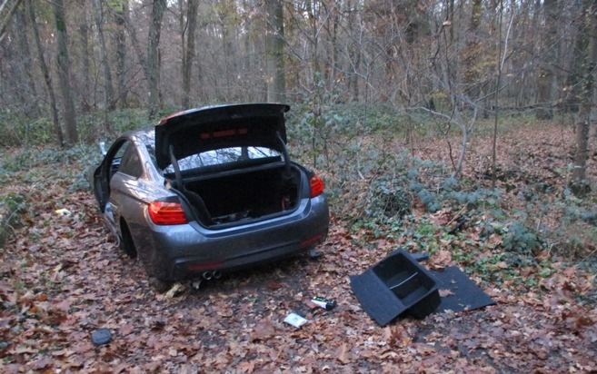 POL-REK: 201204-3: Zeuge fand ausgeschlachtete BMW im Wald - Erftstadt