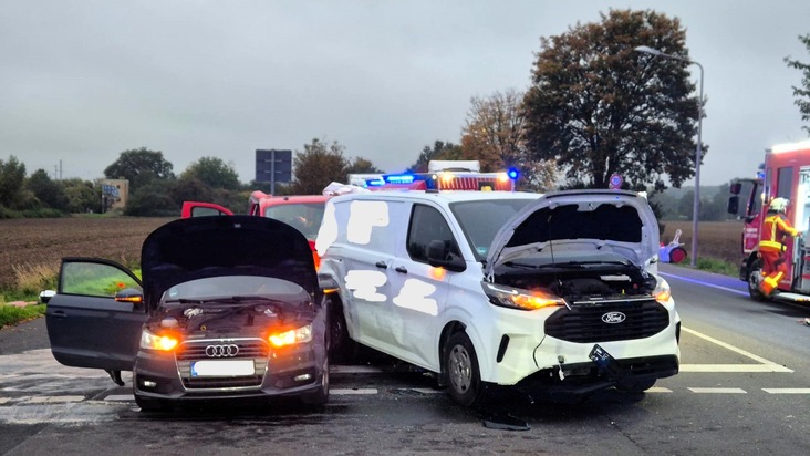 FW Düren: Verkehrsunfall auf der B264 bei Derichsweiler - eine Person eingeschlossen, drei Verletzte