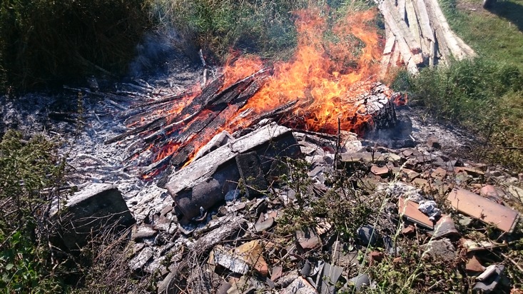 FW-WRN: Privates Feuer im Außenbereich bringt die Feuerwehr auf den Plan