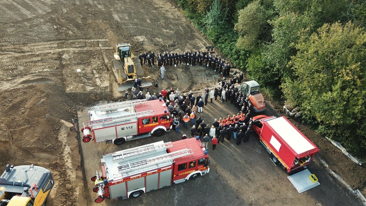 FW-Erkrath: Spatenstich für das Feuerwehrgerätehaus
Stadtverwaltung und Feuerwehr geben gemeinsam den Startschuss