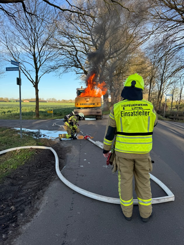 FW-OLL: Brennender L&ouml;ffelbagger - schneller L&ouml;scheinsatz der Feuerwehr