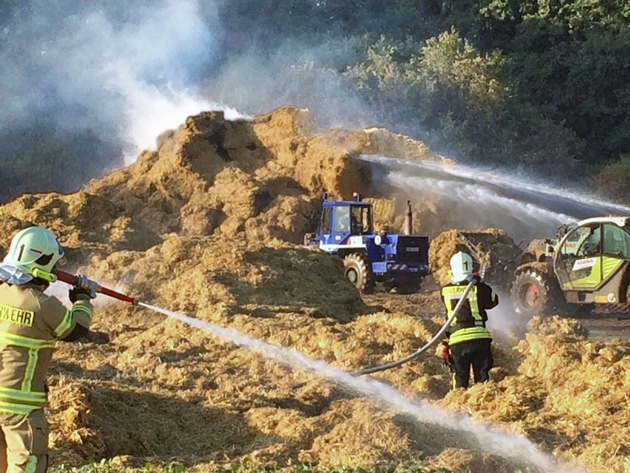 THW-HH MV SH: Unterstützung des THW für Feuerwehr mit Räumgruppe und Beleuchtung bei Strohlagerbrandeinsatz