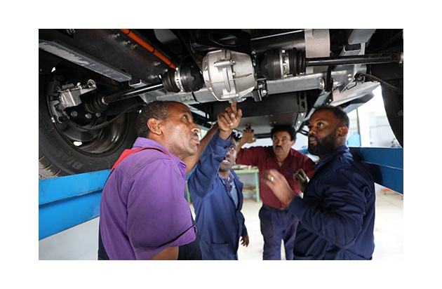 Wissenschaftler der Technischen Universität München geben Lehrenden des Agro Technical &amp; Technology College in Harar Training zu E-Fahrzeug