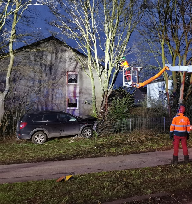FW Dinslaken: Sturmeinsätze und ein Verkehrsunfall beschäftigten die Feuerwehr am Montag