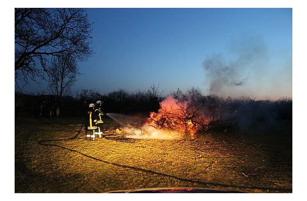 FW-WRN: Osterfeuer 2018 - Anmelden, beaufsichtigen, kontrollieren / Flammenfalle für Tiere vermeiden