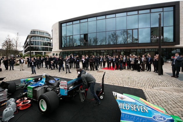 Jubiläum: 20 Jahre erfolgreiche Partnerschaft
Deutsche Vermögensberatung würdigt Partnerschaft mit Formel-1-Ikone Michael Schumacher in eindrucksvoller Ausstellung