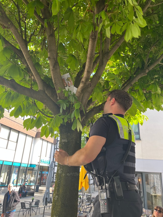 POL-UN: Unna - Polizei rettet Vogelküken und bringt es ins Nest zurück