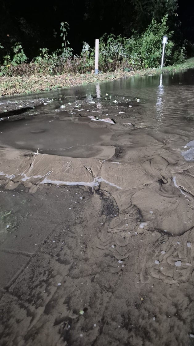 FW-OLL: Wasserrohrbruch unter der Straße