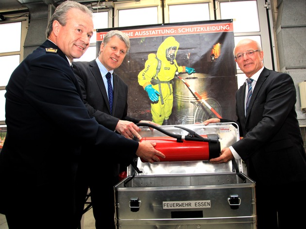 FW-E: Grundsteinlegung für das Ausbildungszentrum der Feuerwehr Essen,
anhaltender Regen sorgt für außergewöhnlichen Rahmen