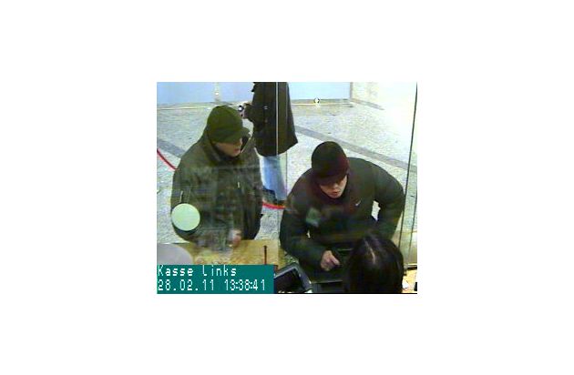 POL-MFR: (397) Fahndung nach zwei Männern wegen bewaffneten 
                     Banküberfalls - 
                     Bildveröffentlichung / Belohnung ausgesetzt