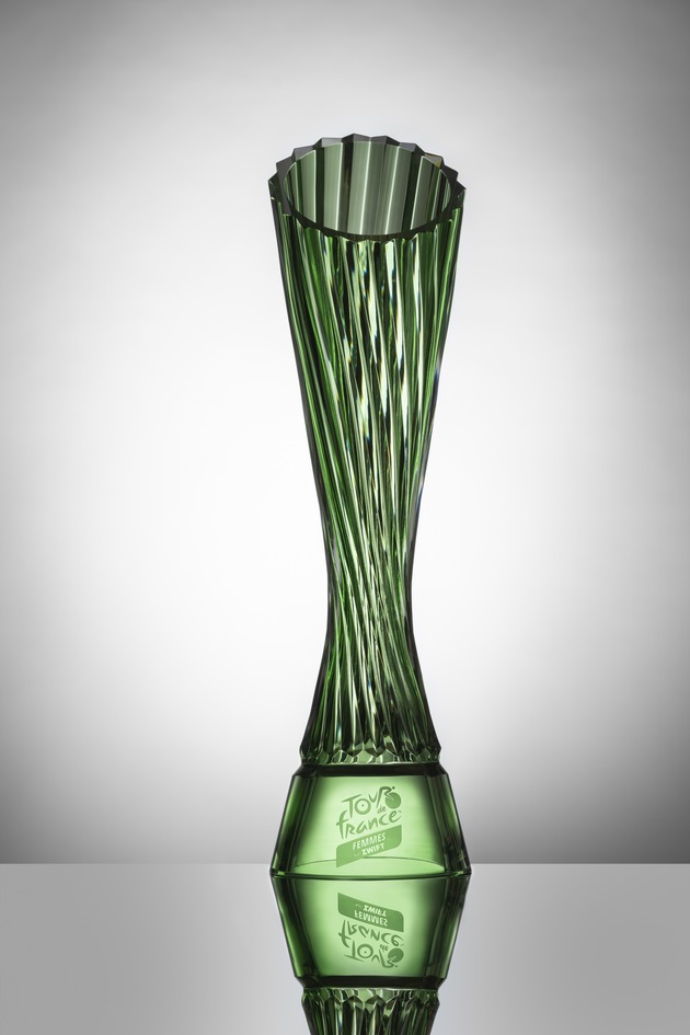 Marianne Vos erhält grüne Kristallglas-Trophäe von ŠKODA AUTO bei der Tour de France Femmes avec ZWIFT