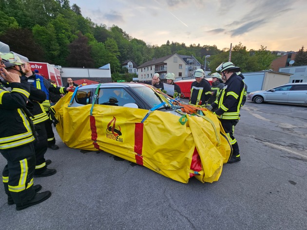 FW-AR: Unfälle mit Elektrofahrzeugen - die Feuerwehr ist gerüstet