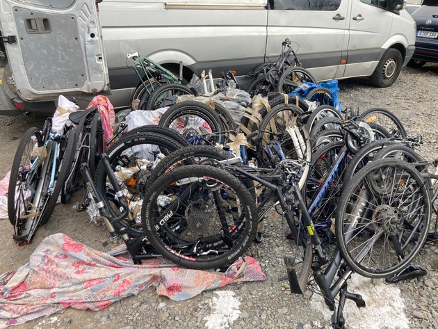 POL-E: Essen: Aufmerksame Zeugin meldet verdächtigen Transporter - 22 Fahrräder sichergestellt