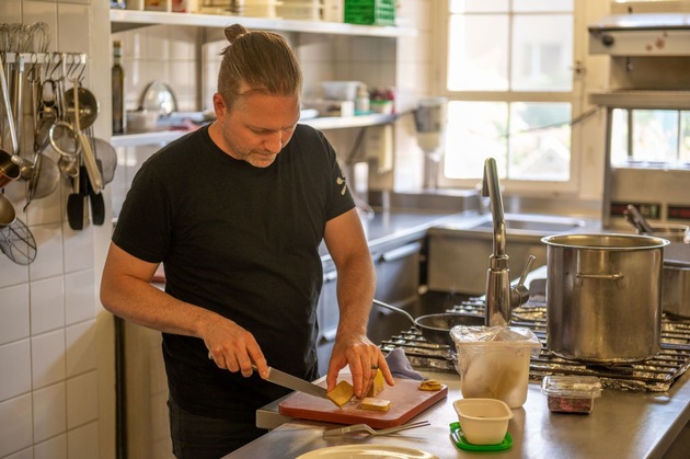 Sternekoch Tobias Buholzer im Interview mit VIER PFOTEN bezüglich Alternativen zu Foie gras