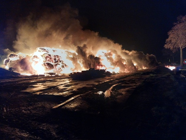 FW Gangelt: brennende Strohmiete in der Silvesternacht
