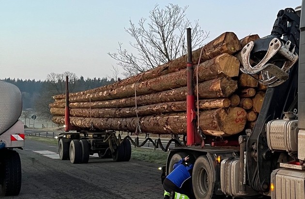 POL-EU: Schwertransport mit Extra-Kilos: Polizei stoppt überladene Holztransporter