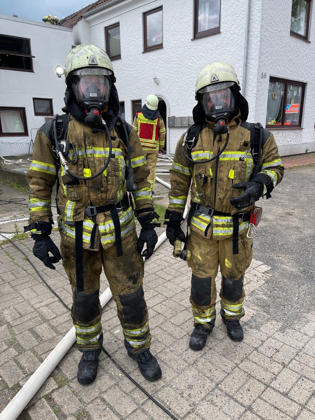 FW Osterholz-Scharm.: Wohnungsbrand mit Menschenleben in Gefahr/Feuerwehr rettet zwei Personen über Leitern