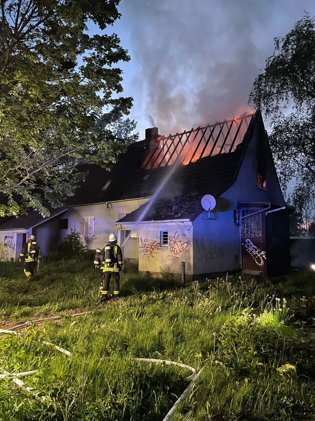 FW-DO: Feuer Dortmund Lindenhorst / Dachstuhlbrand in einem leerstehenden Doppelhaus