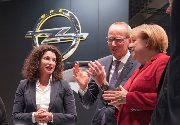 Bundeskanzlerin Merkel beeindruckt vom Opel Monza Concept (BILD)