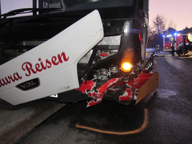 POL-ME: Mit Bus zusammengestoßen: Velberterin bei Unfall schwer verletzt - Velbert - 1811097