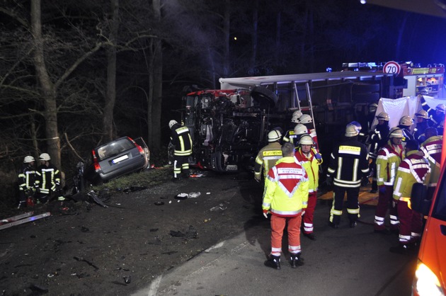 FW-KLE: Verkehrsunfall mit LKW: PKW-Fahrerin verstirbt an der Unfallstelle