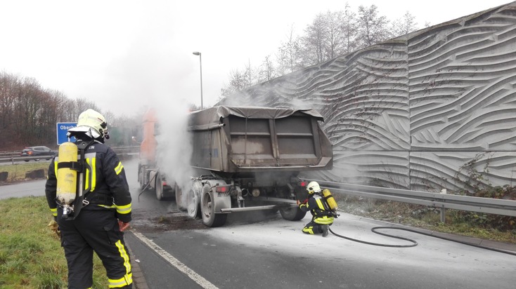 FW-GE: LKW-Brand auf Bundesautobahn 2