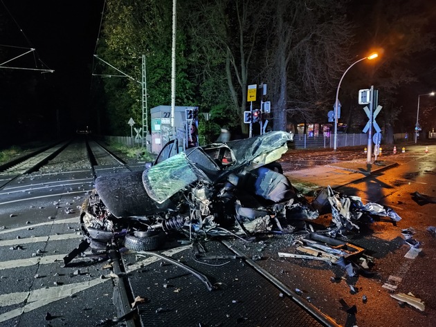 FW-BN: Schwerer Verkehrsunfall an Bahnübergang - Keine Verletzten
