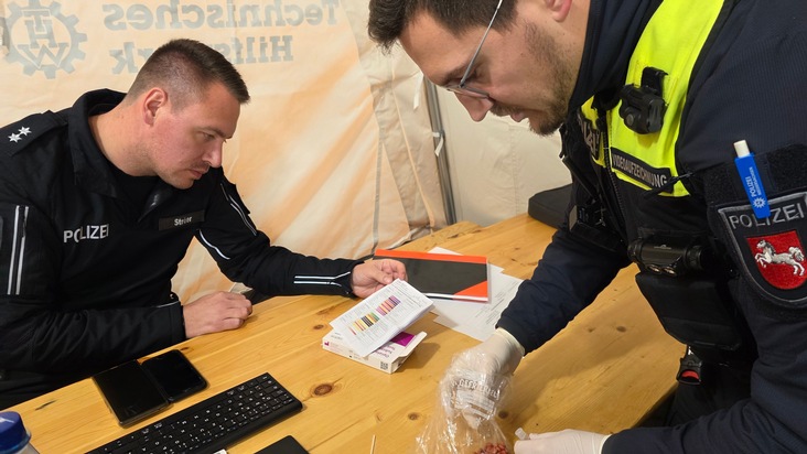 POL-EL: Grafschaft Bentheim - Großkontrolle der Polizei auf der BAB 30 - Zahlreiche Verstöße festgestellt (Fotos)