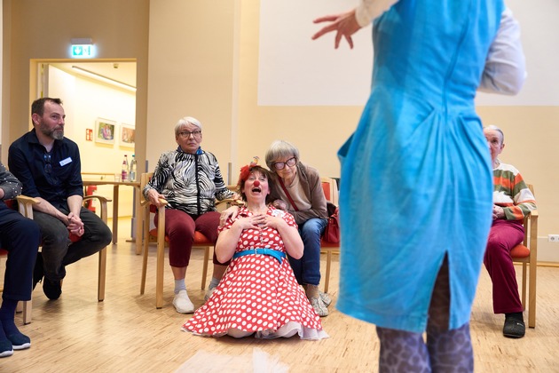 ROTE NASEN startet 'M&auml;rchenmobil' gegen Demenz in Berlin