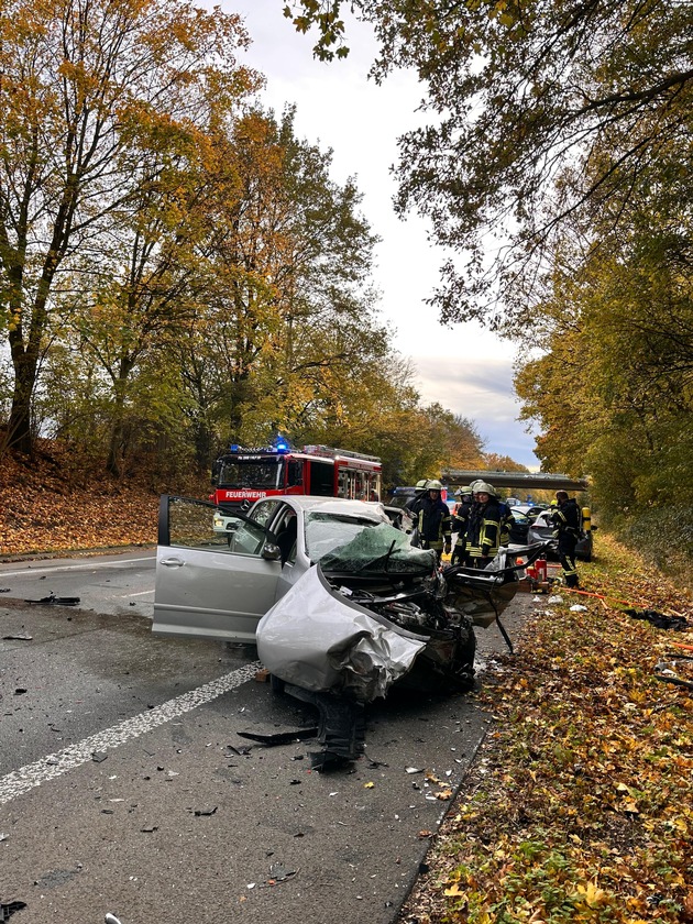 FW-Schermbeck: Unfall B58 - Eingeklemmte Person