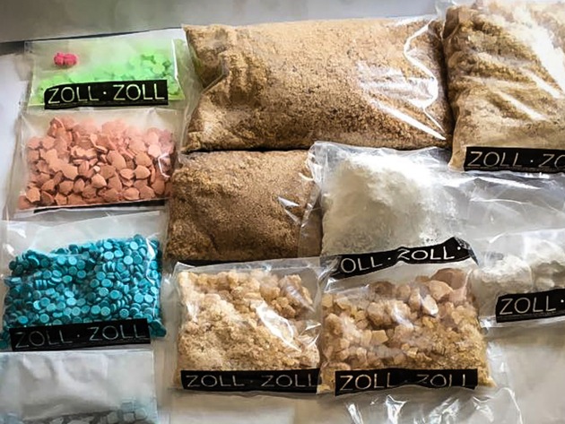 ZOLL-E: Zollhund Lady zerschlägt Drogenverteilzentrum
Zoll stellt über 2 kg Amphetamin und ca. 1.200 Stück
Ecstasy-Tabletten sicher