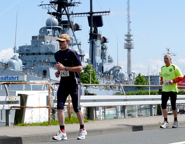 Deutsche Marine - Pressemeldung: Marine bewegt Wilhelmshaven - 4. Gorch-Fock-Marathon und 2. Bundeswehrmeisterschaft im Marathon