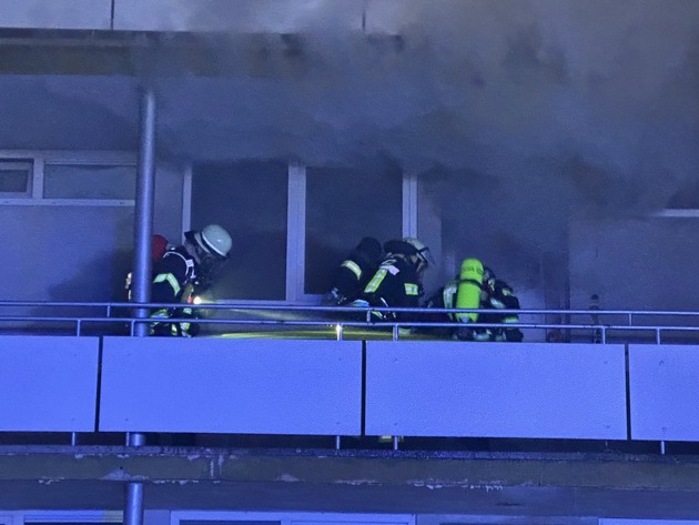 FW-BN: Ausgedehnter Wohnungsbrand in Bonner Weststadt, eine verletzte Person, aufwendige Löscharbeiten.