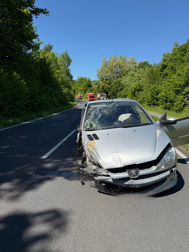FW Bergheim: Vier Verletzte nach Verkehrsunfall in Bergheim Frontalzusammenstoß auf der Landstraße 93 bei Oberaußem