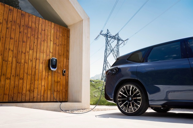 BMW Group und E.ON starten erstes bidirektionales Kundenangebot in Deutschland: Elektroautos werden aktive Teilnehmer am Energiemarkt