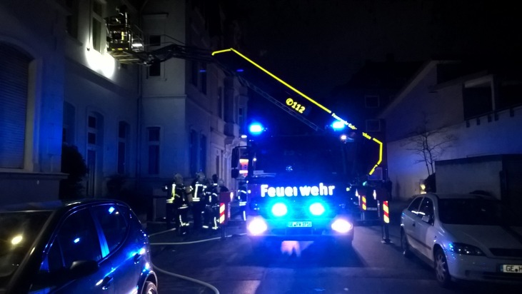 FW-GE: 6 verletzte Personen nach ausgedehntem Kellerbrand in der Gelsenkirchener Altstadt - Feuerwehr rettet 9 Personen aus dem verrauchten Gebäude.