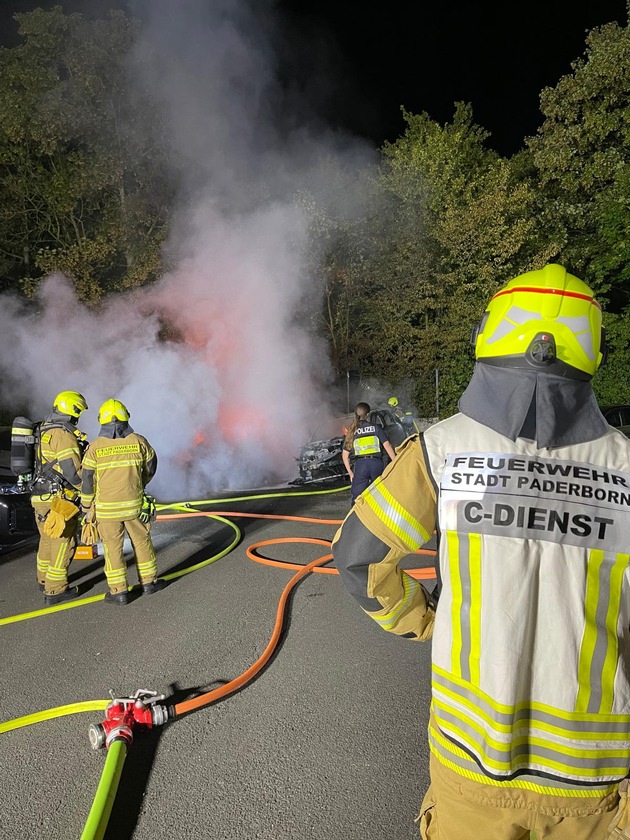 FW Paderborn: Drei Pkw auf abgeschlossenem Hinterhof in Vollbrand Feuerwehr verhindert Ausbreitung