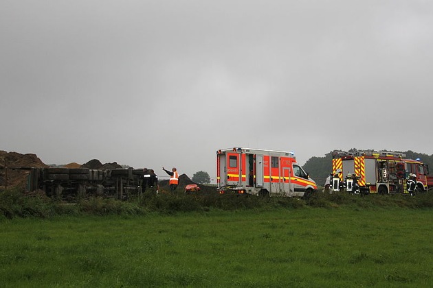 FW-WRN: Person aus umgekippten Baustellen LKW befreit