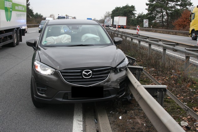 POL-PDKL: A6/Ramstein-Miesenbach, Nach Fahrstreifenwechsel Pkw gerammt