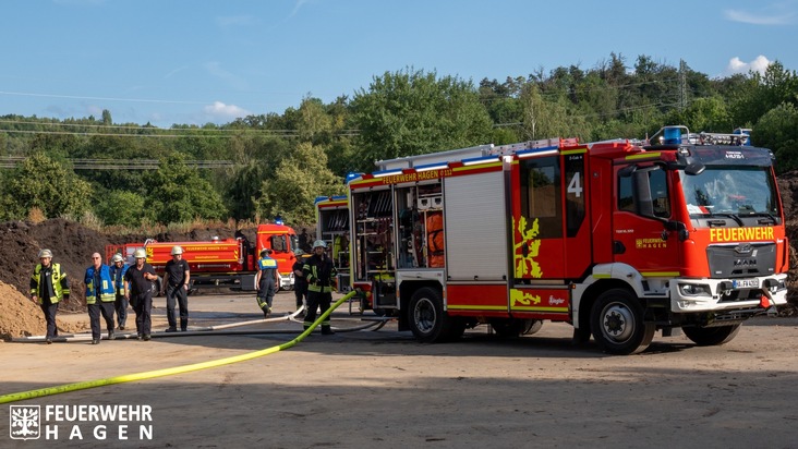 FW Hagen: Brand auf Kompostierungsanlage, stundenlanger Einsatz für die Feuerwehr