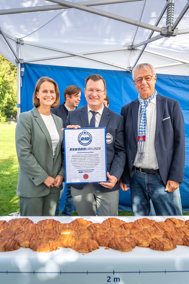 Kulinarischer RID-Weltrekord in Hamburg – »budni« und »Junge Die Bäckerei« präsentieren im »Tierpark Hagenbeck« das mit 10 Metern längste Franzbrötchen der Welt