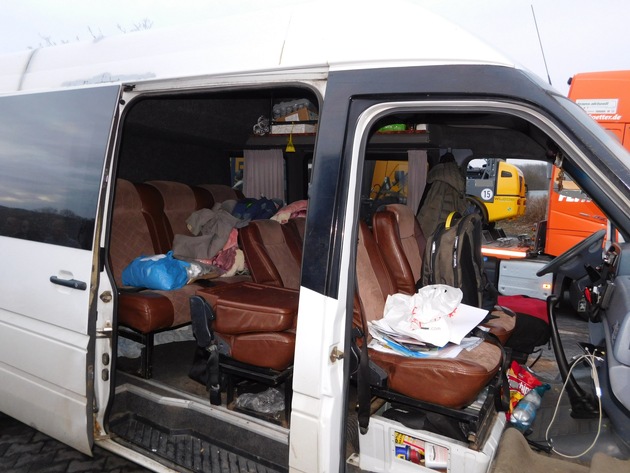 POL-VDKO: Polizei zieht erneut Kleinbus-Gespann aus dem Verkehr - Illegale Beförderung von Personen und Gütern mit technisch mangelhaften Fahrzeugen