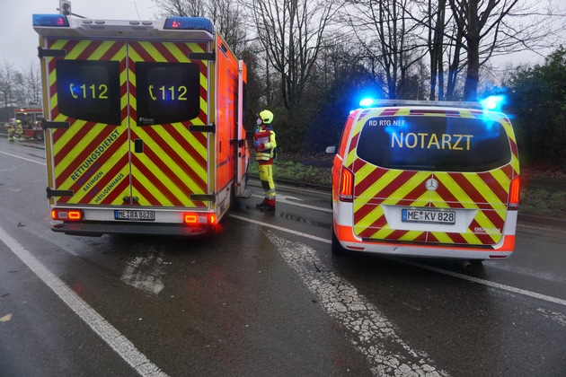 FW Ratingen: Schwerer Verkehrsunfall mit mehreren PKW und LKW