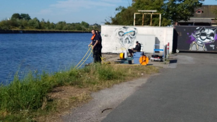 POL-WHV: Verdacht der illegalen Müllentsorgung in Wilhelmshaven - Taucher der Berufsfeuerwehr und Beamte der Polizei im Einsatz (2 Fotos)