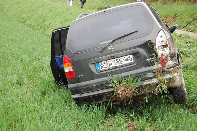 POL-PDKL: Zeugen gesucht: Totalschaden nach Unfallflucht