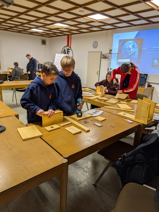 FW Beverungen: Jugendfeuerwehr Herstelle engagiert sich im Naturschutz / Zw&ouml;lf Vogelnisthilfen f&uuml;r die heimische Natur