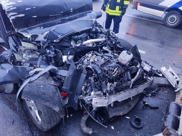 POL-NI: Nienburg/Linsburg - Auffahrunfall - PKW schiebt sich unter LKW - Fahrer verletzt