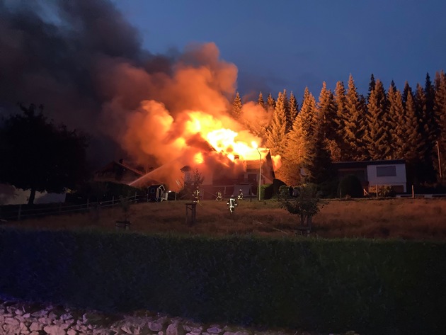 FW-OE: Gebäudebrand in Kirchhundem-Rinsecke - Waldbrand kann erfolgreich verhindert werden